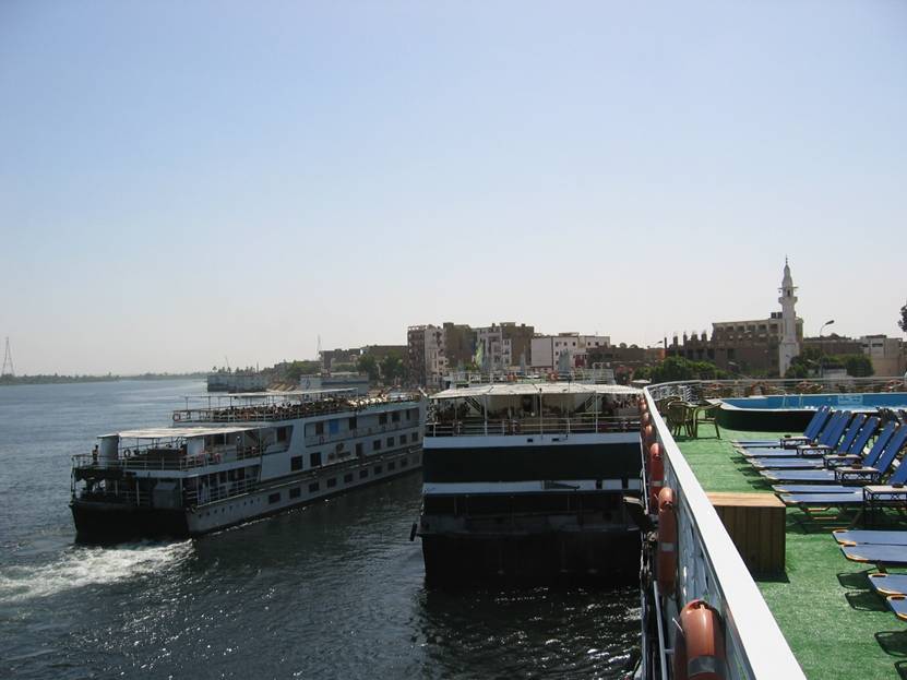 Aegypten Rundreise, Nilkreuzfahrt, IBEROTEL, MS Crown Empress, Edfu, Hafen, Nil-Kreuzfahrtschiffe