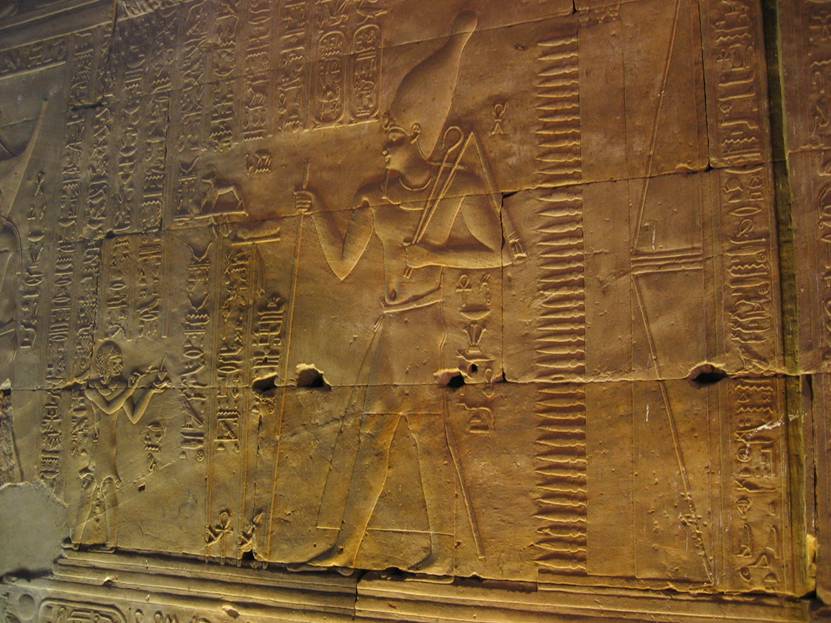Aegypten Rundreise, Nilkreuzfahrt, IBEROTEL, MS Crown Empress, Edfu, Horus Tempel, Relief, Goetterkampf Seth