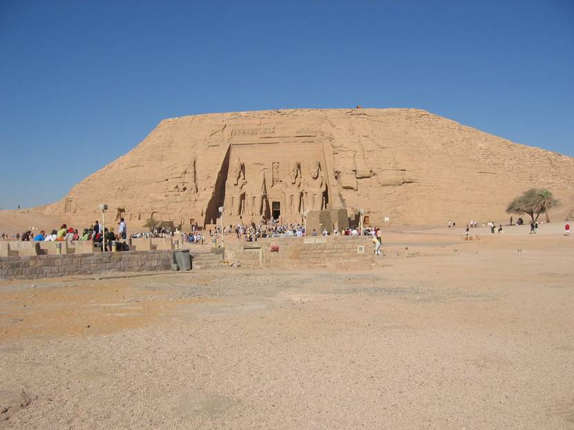 Aegypten Rundreise, Nilkreuzfahrt, IBEROTEL, MS Crown Empress, Nil-Kreuzfahrtschiff, Abu Simbel, grosse Tempel mit Kolossalfiguren Ramses II
