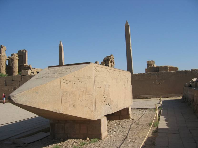 Aegypten Rundreise, Nilkreuzfahrt, IBEROTEL, MS Crown Empress, Amun-Tempel, Reliefs, Saeulen, Steinnadeln, Obelisk

