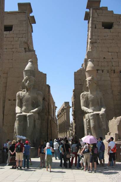 Aegypten Rundreise, Nilkreuzfahrt, IBEROTEL, MS Crown Empress, Luxor-Tempel, Temple of Luxor, Sitzfiguren von Ramses II
