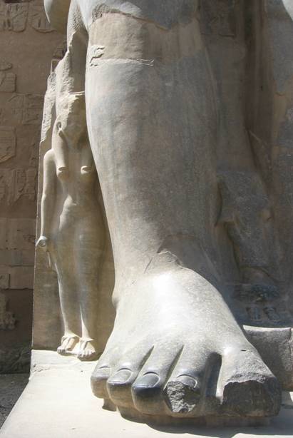 Aegypten Rundreise, Nilkreuzfahrt, IBEROTEL, MS Crown Empress, Luxor-Tempel, Temple of Luxor, Fuss von Ramses II