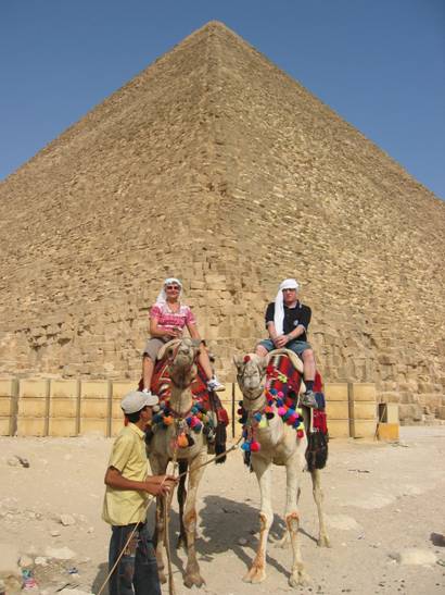 Aegypten Rundreise, Kairo, Cheops Pyramide von Giseh, Kamele