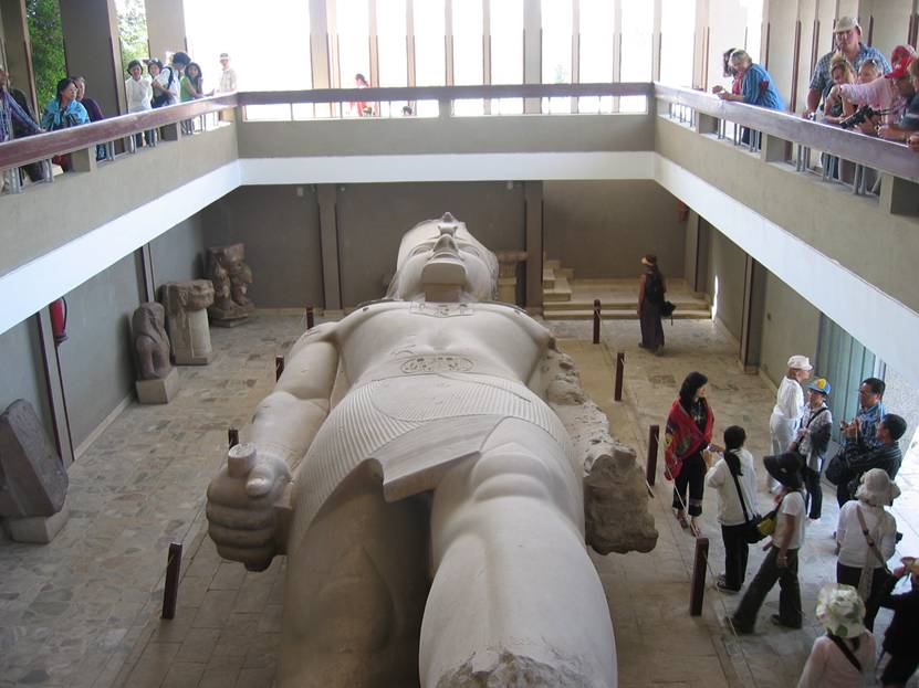 Aegypten Rundreise, Memphis, Riesenstatue Ramses II 