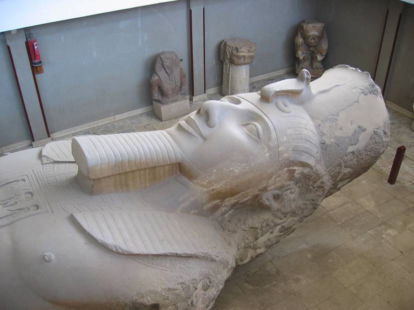 Aegypten Rundreise, Memphis, Riesenstatue Ramses II 