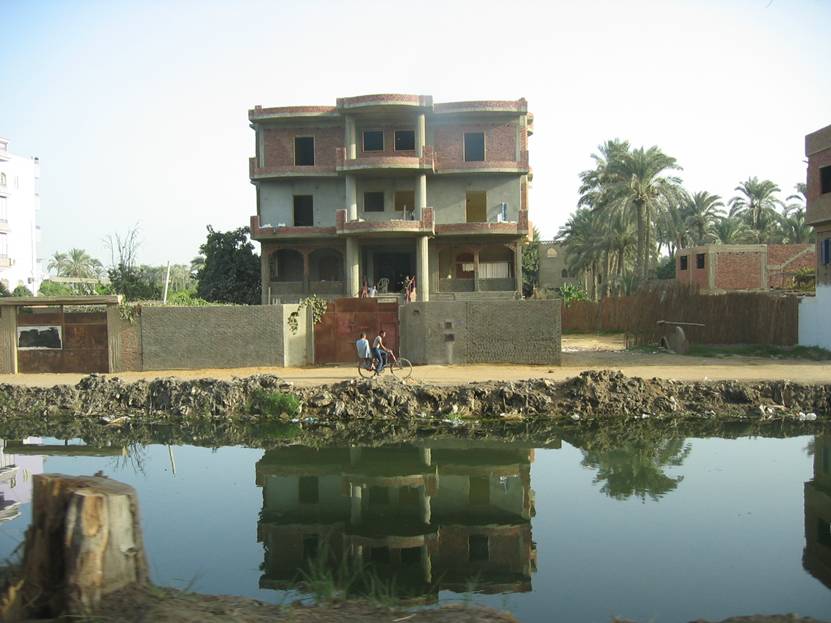 Aegypten Rundreise, Kairo, Wohnhaus bei einem schmutzigen Fluss