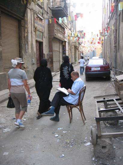 Aegypten Rundreise, Kairo, Stadtzentrum, Golden Bazaar, Khan-el-Khalili Basar, lesender Aegypter auf der Gasse
