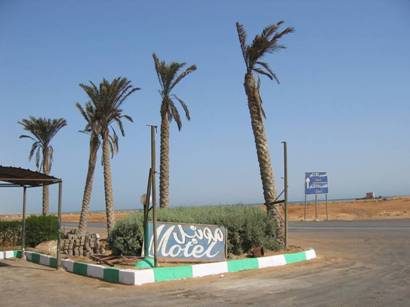 Aegypten Rundreise, Busfahrt von Kairo nach Hurghada, Sahara, Motel in der Sahara Wueste