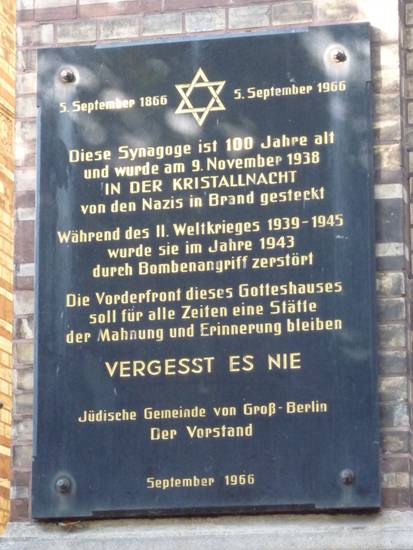 Berlin, Neue Synagoge, Tafel mit Inschrift: Vergesst es nie