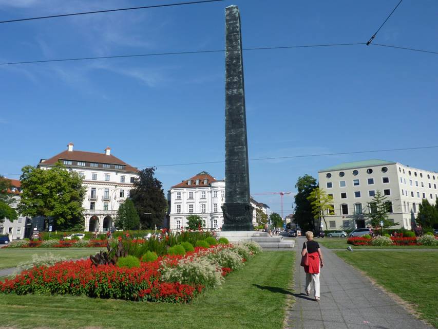 Muenchen: Obelisk am Karolinenplatz