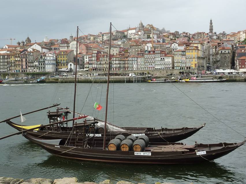 Portugal Rundreise, Porto, Rabelo Boote, Portweinfaesser, Douro