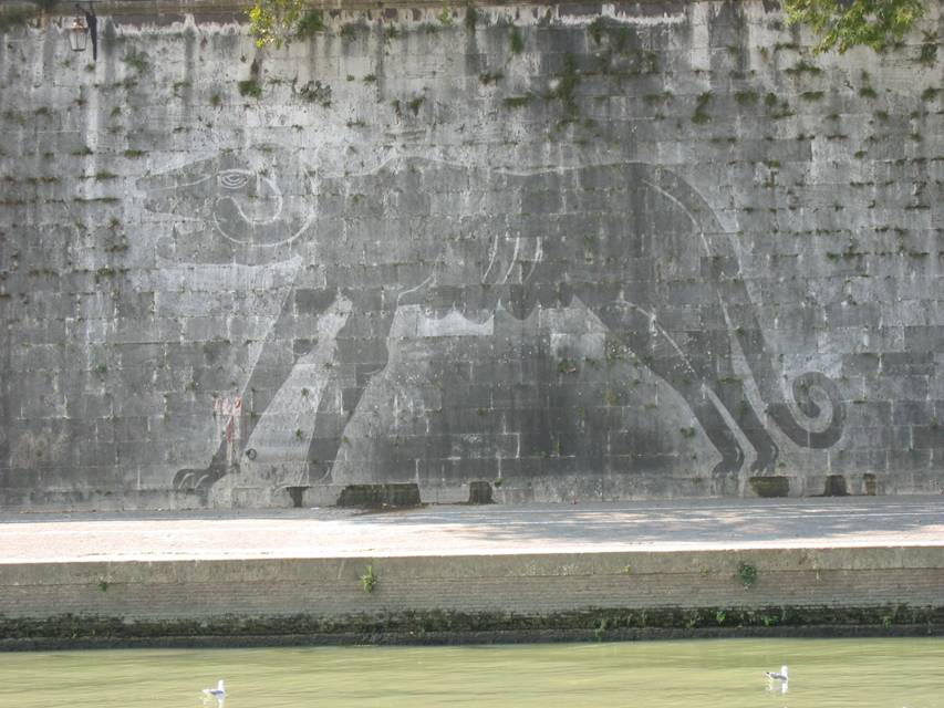 Rom, Tiber, Kapitolinische Woelfin, Wandmalereien am Flussufer
