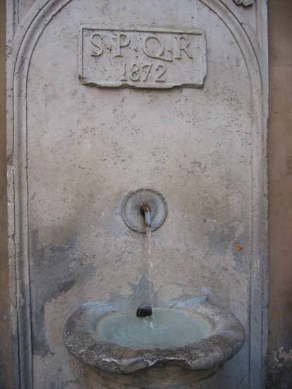 Rom, Brunnen S.P.Q.R 1872, Wandbrunnen