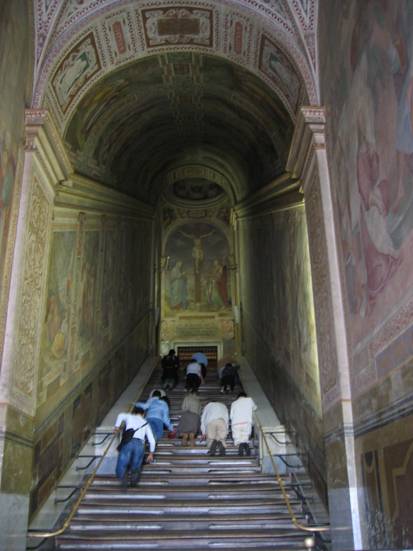 Rom, Basilica Sankt Johann im Lateran, Lateran, Heilige Treppe, Buesser ersteigen die Scala Santa auf Knien, Buesserstiege