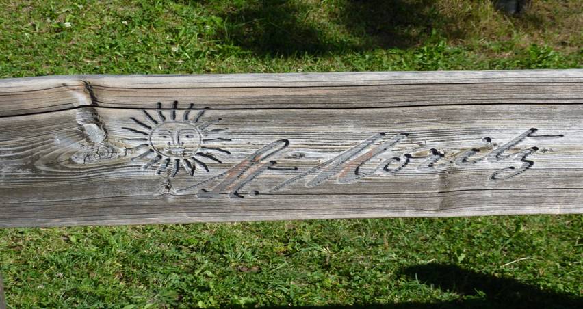 Rundreise Schweiz, St. Moritz, Inschrift in einer Holzsitzbank