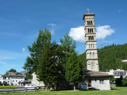 Rundreise Schweiz, St. Moritz, schiefer Kirchenturm