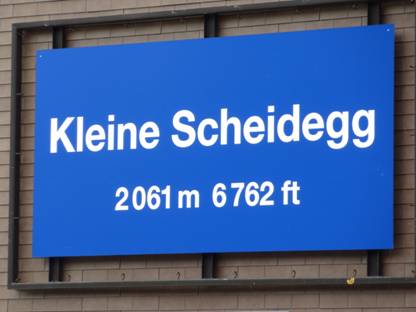 Rundreise Schweiz, Jungfraubahn, Bergstation, Tafel mit Aufschrift: Kleine Scheidegg