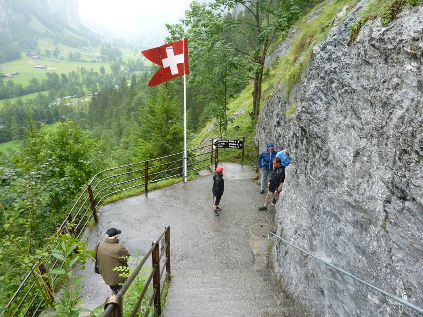 Rundreise Schweiz, Truemmelbachfaelle, Schweizer Fahne