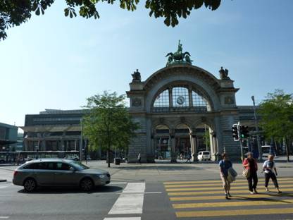 Rundreise Schweiz, Luzern, Stadtbummel, Bahnhof 