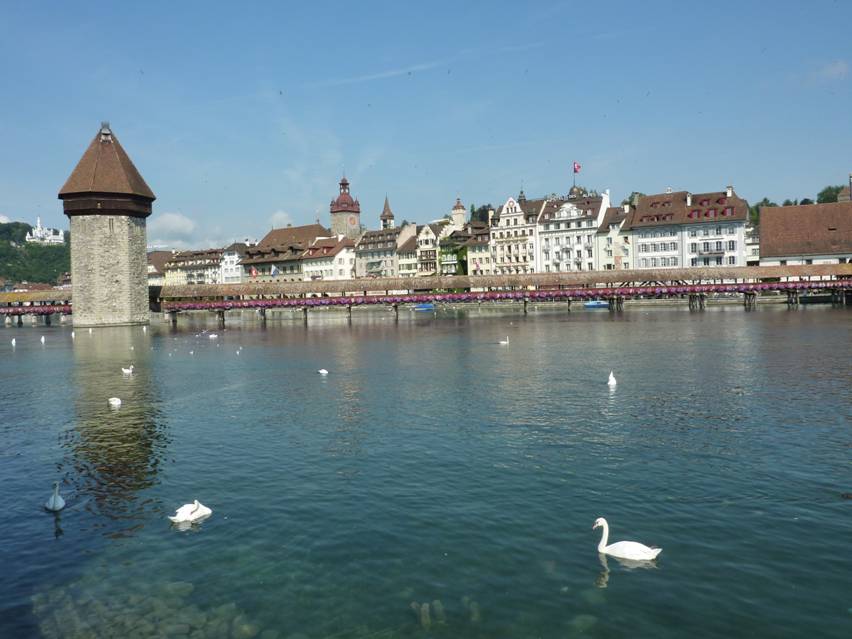 Rundreise Schweiz, Luzern, Stadtbummel, Kapellbruecke mit dem Wasserturm