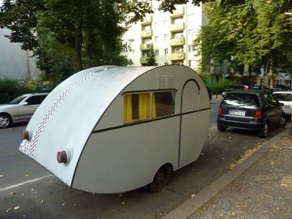 Berlin, Kreuzberg, DDR Wohnwagen.