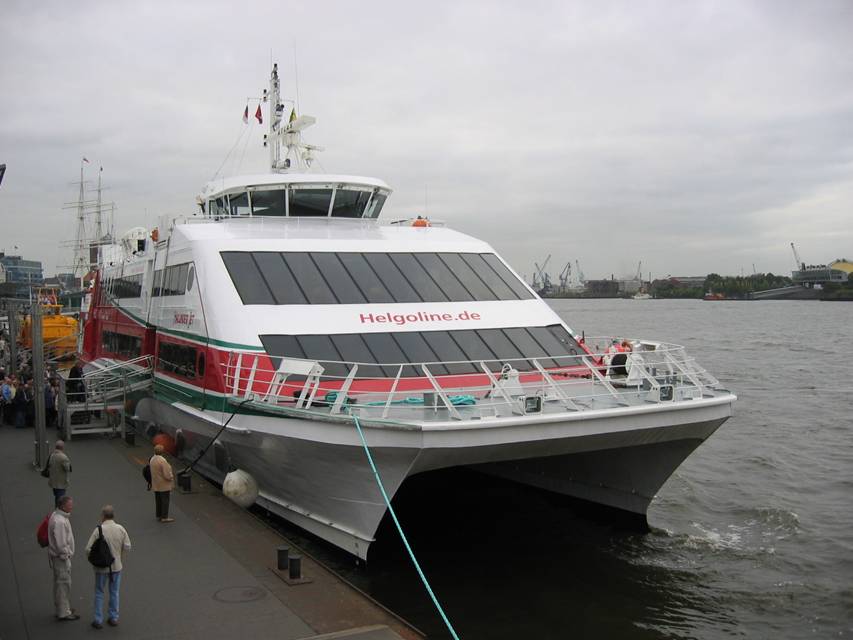Hamburg, Hafen, Katamaran der Helgoline 