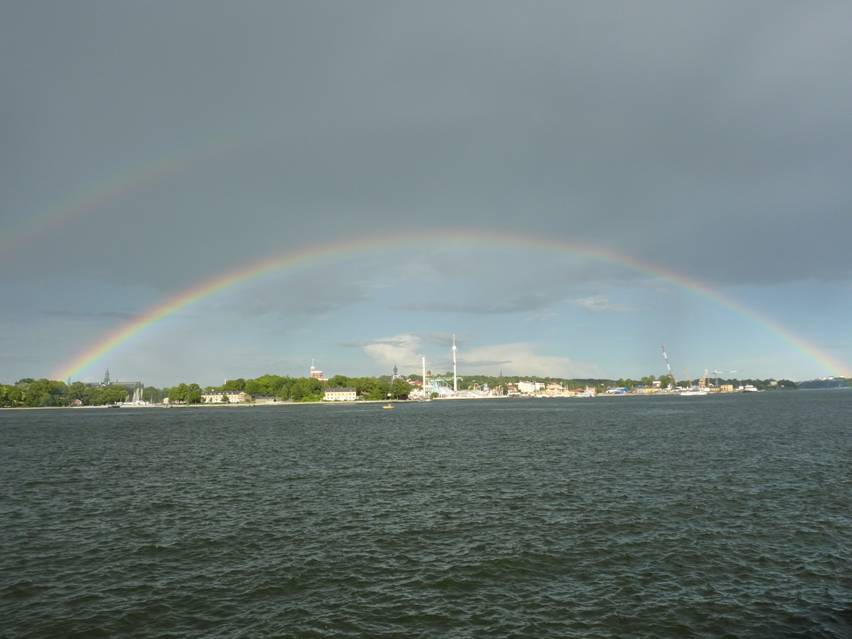 Stockholm Stadtbummel, Hafeneinfahrt, doppelter Regenbogen